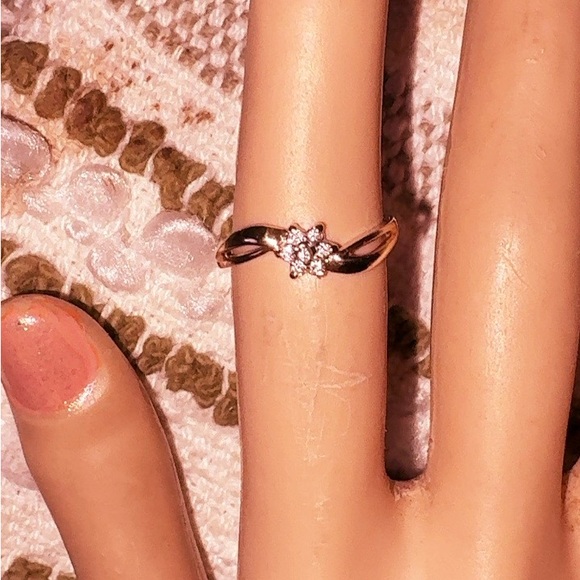 Elegant solid 10k yellow Gold Floral Ring - Picture 3 of 10